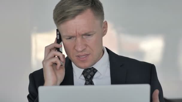 Primer Plano Del Hombre Negocios Enojado Gritando Durante Charla Telefónica — Vídeo de stock