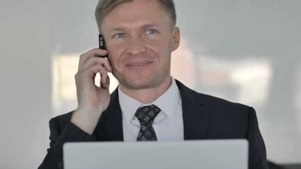 Primer Plano Del Hombre Negocios Celebrando Éxito Durante Charla Telefónica — Vídeos de Stock