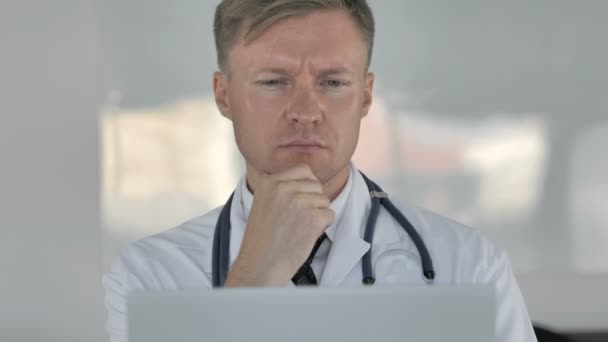 物思いにふける医師を考えて ノート パソコンでの作業 — ストック動画