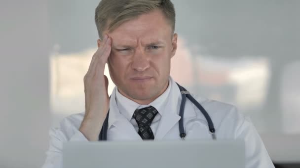 Πονοκέφαλος Καταπονημένος Γιατρός Στην Κλινική — Αρχείο Βίντεο