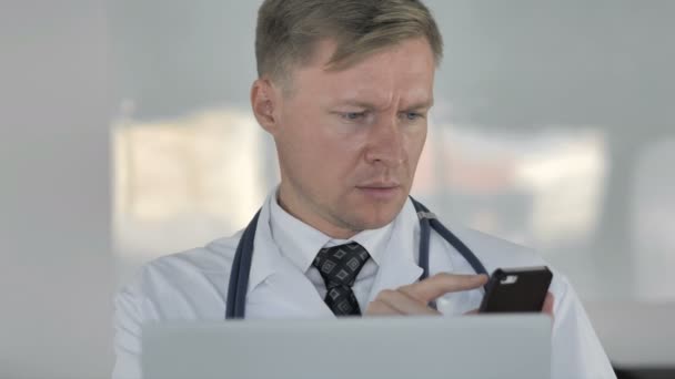 医生使用智能手机上网 — 图库视频影像