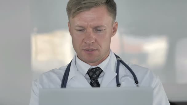 Uśmiechnięty Doktor Patrząc Kamery Klinice — Wideo stockowe