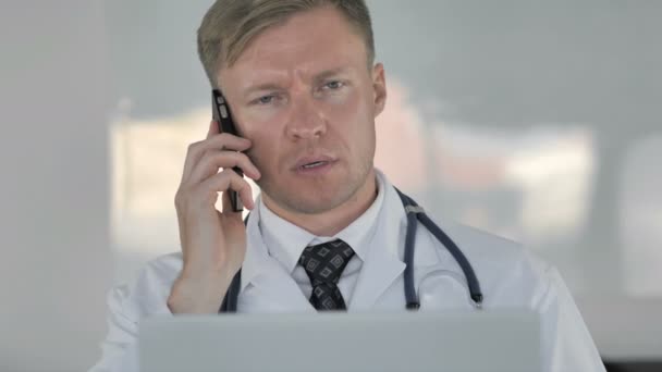 Doctor Hablando Por Teléfono Con Paciente — Vídeos de Stock