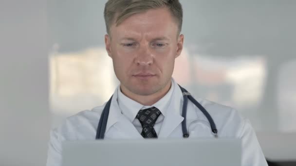 Happy Doktor Ukázal Palec Nahoru Klinice — Stock video