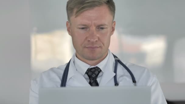 Ναι Θετικά Γιατρός Που Επιτρέπει Ασθενής Τίναγμα Του Κεφαλιού — Αρχείο Βίντεο