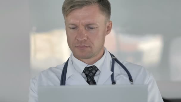Επικοινωνήστε Μαζί Μας Μου Τηλεφωνήσει Χειρονομία Από Γιατρό Στην Κλινική — Αρχείο Βίντεο