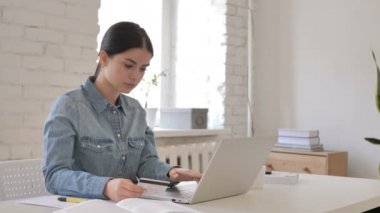 Genç kız, ödeme kredi kartı ile online alışveriş başarısız