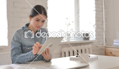 Genç kız kutluyor başarı kullanarak Tablet ise