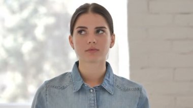 Kameraya bakarak üzgün genç kız portresi