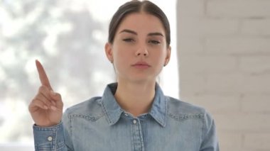 Hayır, parmak sallayarak tarafından teklif reddetme genç kız