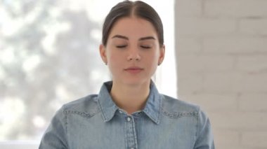 Hayır, Genç kız başını sallayarak teklif reddetme