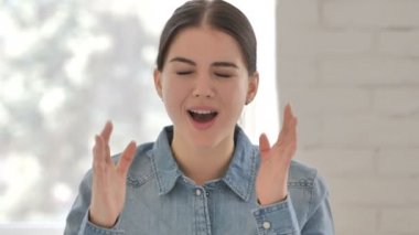 Çığlık sıradan genç kız deli olacak portresi