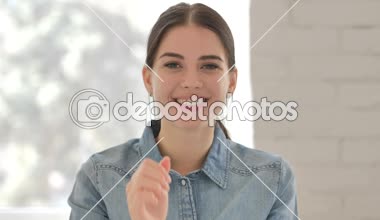 Genç kız, Online görüntülü sohbet konuşan portresi