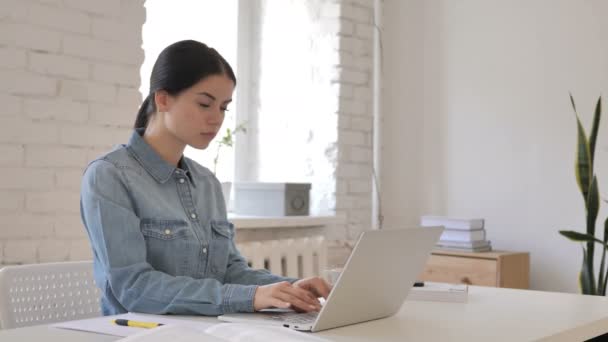 Genç Kız Laptop Yaratıcı Yerinde Çalışma — Stok video