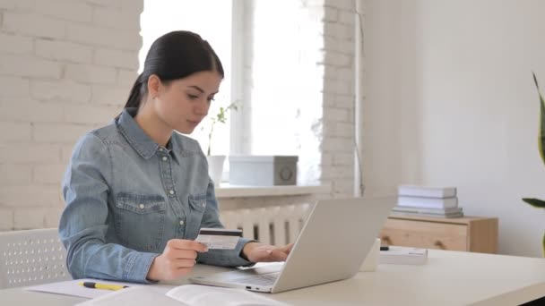 Compras Línea Con Tarjeta Crédito Ordenador Portátil Por Young Girl — Vídeo de stock