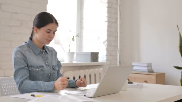 Besviken Ung Flicka Reagerar Förlust Arbetsplatsen Genom Att Stänga Laptop — Stockvideo