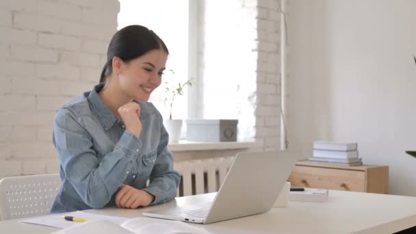 Chat Vídeo Line Laptop Por Menina — Vídeo de Stock