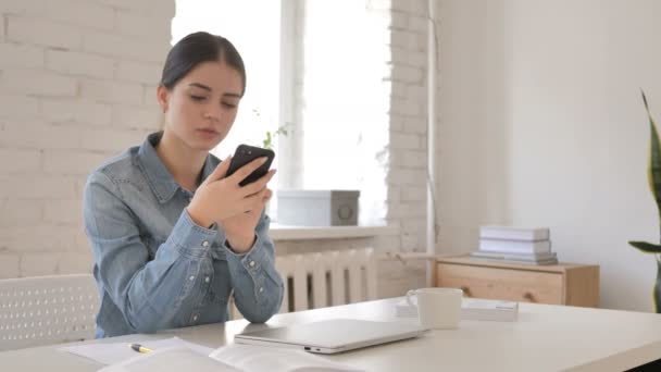 Menina Usando Smartphone Local Trabalho — Vídeo de Stock