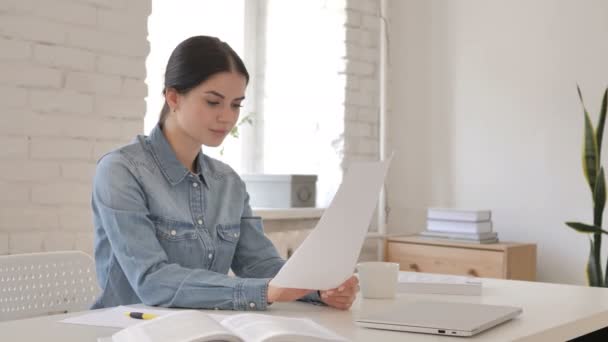 Jeune Fille Réagissant Contrat Lisez Des Documents — Video