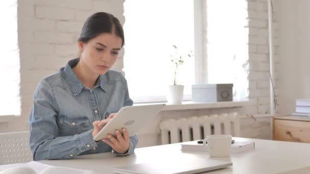 Menina Navegando Internet Tablet — Vídeo de Stock