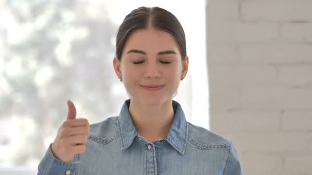 カメラ目線の仕事で若い女の子によって親指 — ストック動画