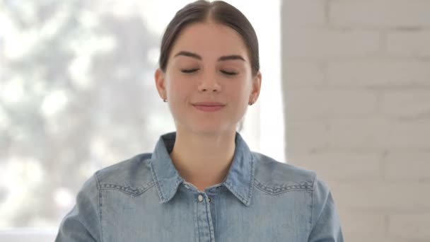 Positieve Meisje Aanbod Accepteren Door Het Hoofd Schudden — Stockvideo