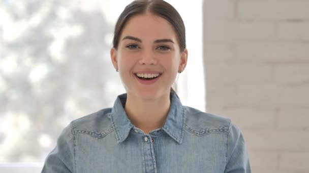 Young Girl Celebrating Success Gesture Office — Stock Video