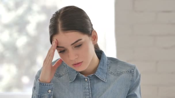 Jeune Fille Bouleversée Par Perte Tout Travaillant Bureau — Video