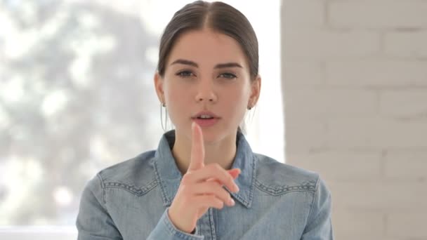 Retrato Menina Jovem Gesturing Silêncio Dedo Nos Lábios — Vídeo de Stock