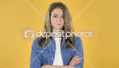 Genç güzel kız sarı zemin üzerine reddetmek için kafa sallayarak