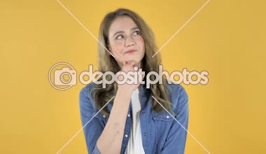 Genç güzel kız sarı zemin üzerine düşünme, beyin fırtınası