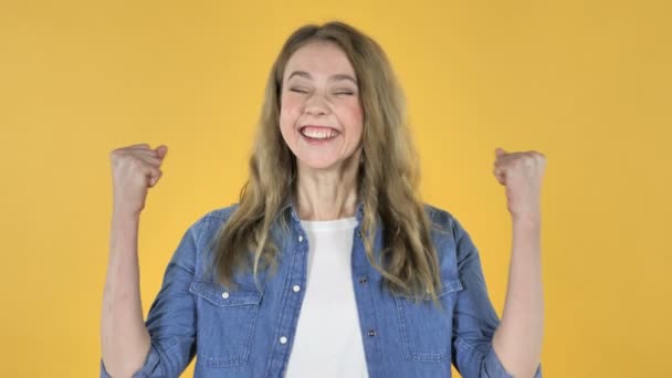 Güzel Genç Güzel Kız Sarı Arka Plan Başarı Kutluyor — Stok video