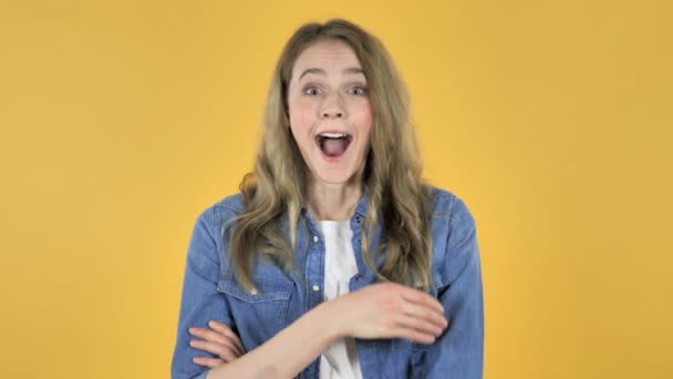 Junges Hübsches Mädchen Unter Schock Auf Gelbem Hintergrund Sich Fragend — Stockvideo