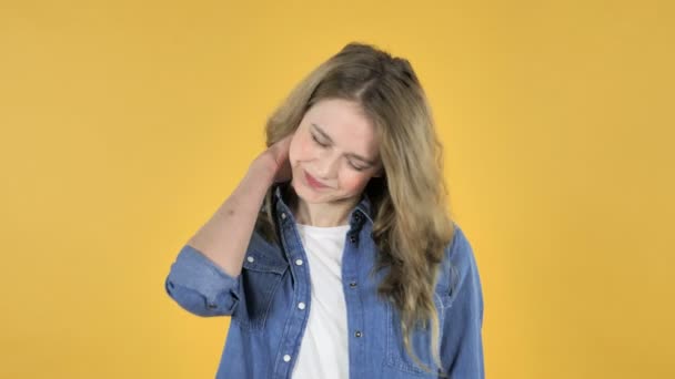 年轻漂亮的女孩与颈部疼痛 黄色背景 — 图库视频影像