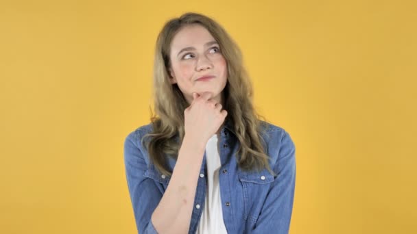 Pensando Jovem Bonita Menina Fundo Amarelo Brainstorming — Vídeo de Stock