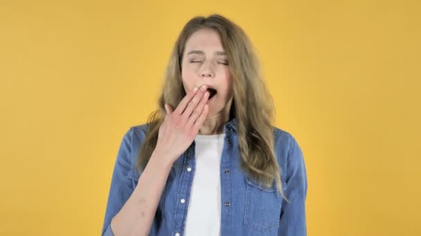 Joven Chica Bonita Bostezando Sobre Fondo Amarillo — Vídeo de stock