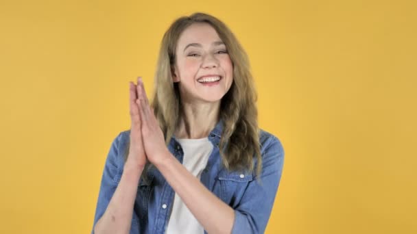 Aplaudiendo Joven Chica Bonita Aplaudiendo Sobre Fondo Amarillo — Vídeos de Stock