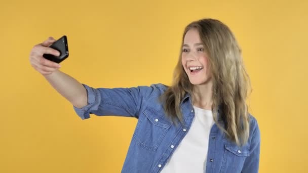 Joven Chica Bonita Tomando Selfie Con Smartphone Sobre Fondo Amarillo — Vídeo de stock