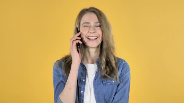 Jonge Mooie Meisje Praten Smartphone Gele Achtergrond — Stockvideo