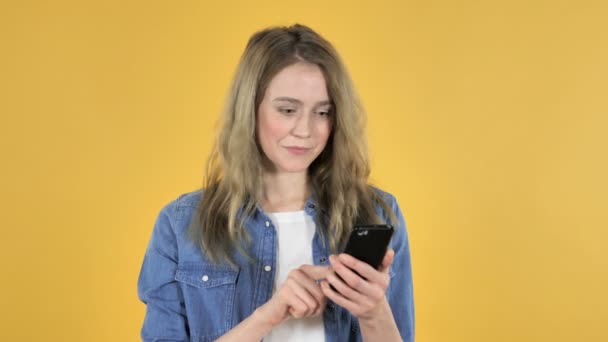 Jovem Menina Bonita Animado Para Sucesso Usar Smartphone Fundo Amarelo — Vídeo de Stock