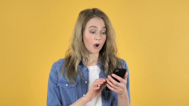 Menina Bonita Nova Choque Usar Smartphone Fundo Amarelo — Vídeo de Stock