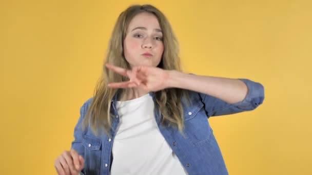 Dançando Menina Movimento Lento Fundo Amarelo — Vídeo de Stock