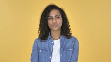 Afrikalı kız sarı arka plan üzerinde izole düşünme, beyin fırtınası