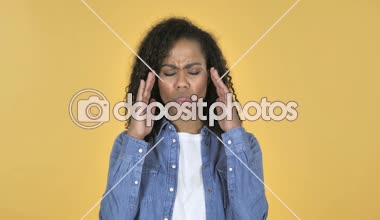 Afrikalı kız sarı arka plan üzerinde izole baş ağrısı ile