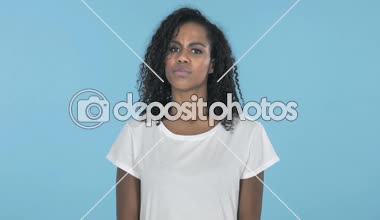 Afrikalı kız üzerinde izole mavi arka plan reddetmek için kafa sallayarak