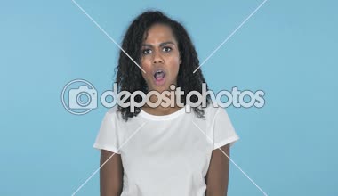 Afrikalı kız şok izole mavi zemin üzerine merak