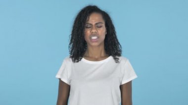 Üzerinde mavi arka plan izole kızgın Afrikalı kız çığlık