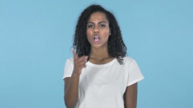 Afrikalı kız sessizlik, dudaklar, mavi arka plan parmağında el hareketi