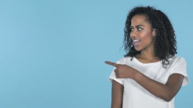 Afrikalı kız parmak tarafında, mavi arka plan ile işaret