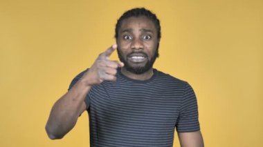 Kızgın rahat Afrika adam sarı arka plan üzerinde izole mücadele